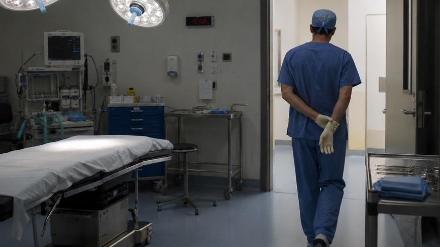 Un medico in una sala operatoria (foto d’archivio)