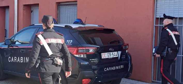 Prende a testate un coetaneo e lo minaccia di morte senza motivo: denunciato