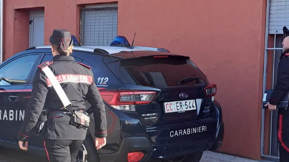 Prende a testate un coetaneo e lo minaccia di morte senza motivo: denunciato