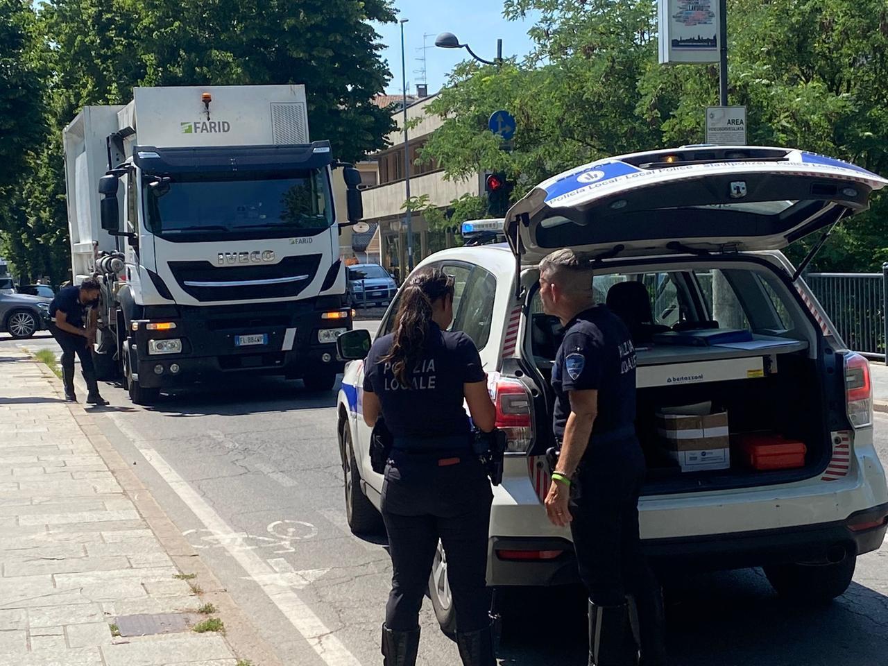 Bambino travolto in bicicletta dal camion dell’immondizia