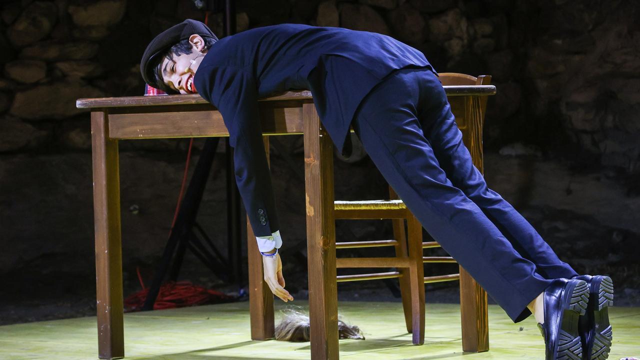 Matteo Porru dai libri al palco, ma è vietato chiamarlo attore: «Mi diverto con uno spettacolo in piazza»