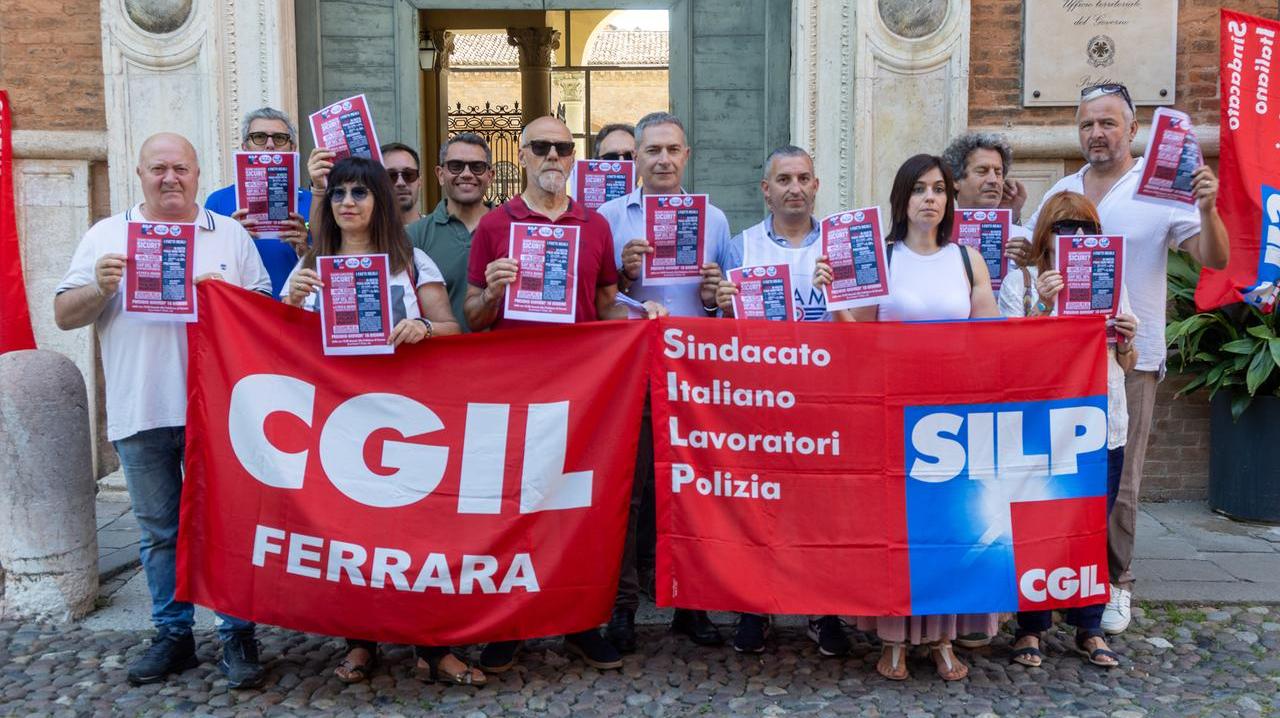 Comparto difesa “all’attacco” anche a Ferrara. Presidio in Prefettura per stipendi e organici
