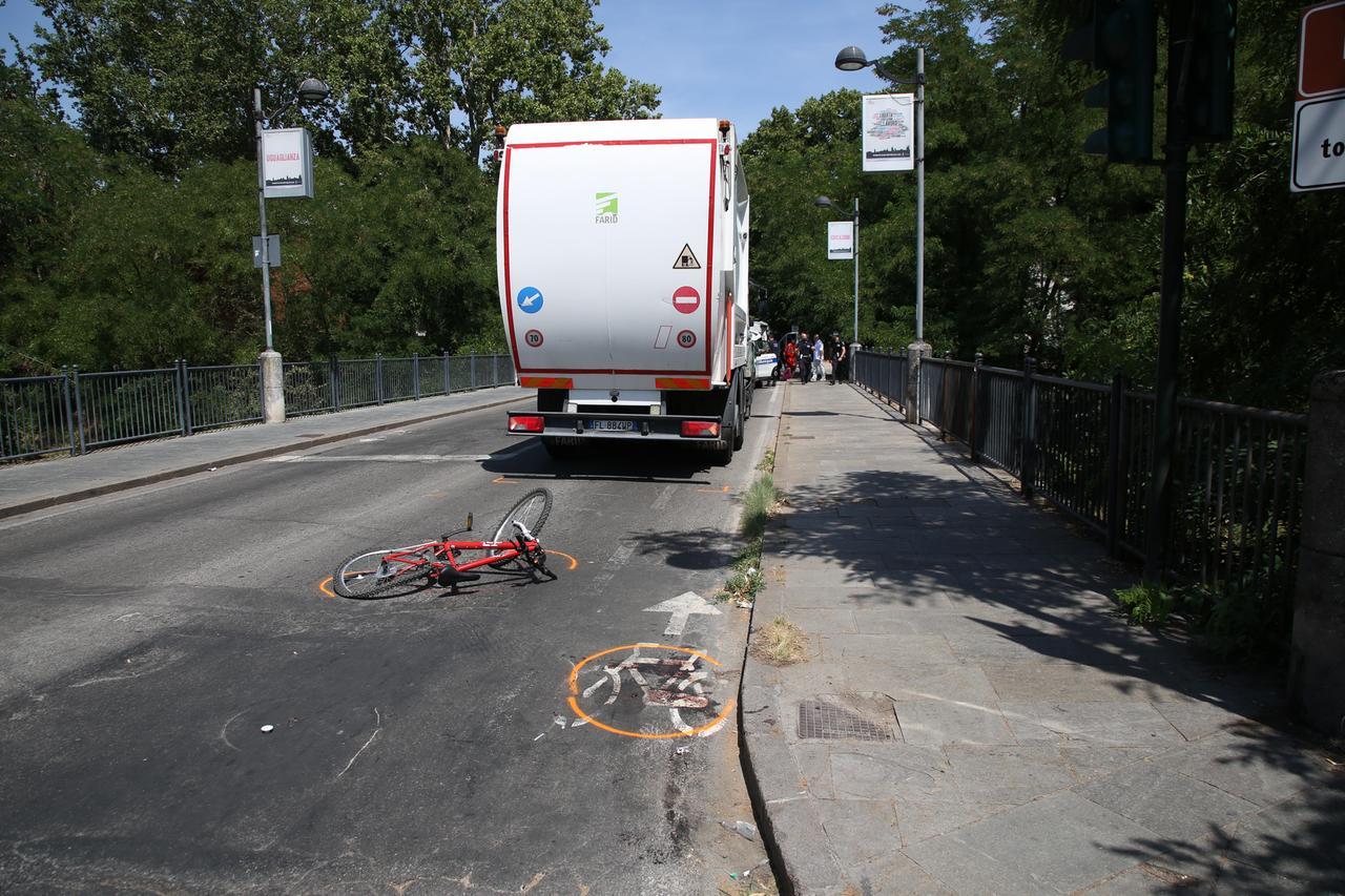 Bambino travolto in bicicletta dal camion dell’immondizia: muore a 11 anni