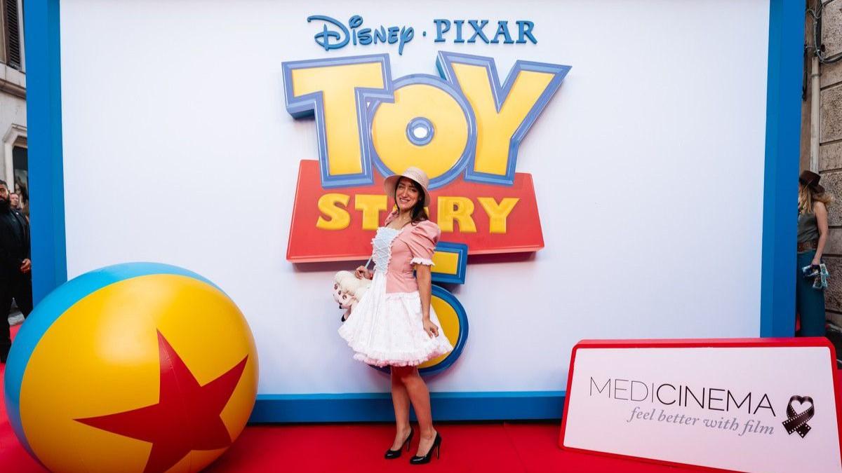 Anteprima di Toy Story 5, la sassarese Anita Dessì si veste come la pastorella Bo Peep per omaggiare la Sardegna – Il racconto