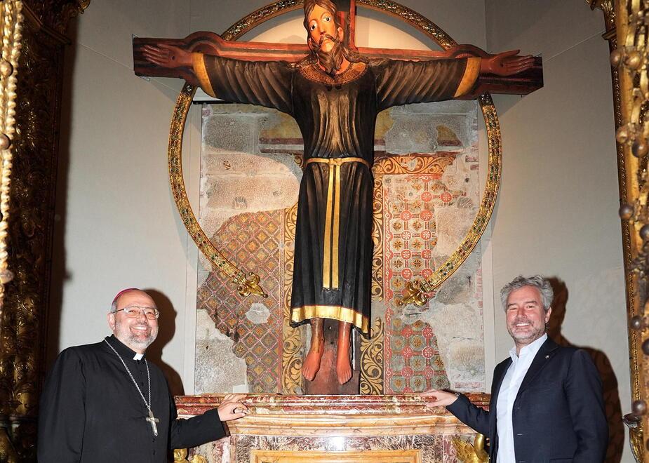 
	L'arcivescovo Paolo Giulietti e il sindaco Mario Pardini davanti al Volto Santo restaurato (foto Paolo Nucci)

