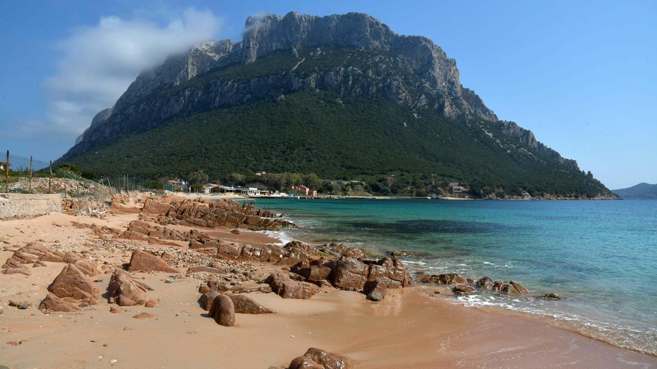 La sabbia e le conchiglie rubate dai turisti tornano nel mare di Tavolara