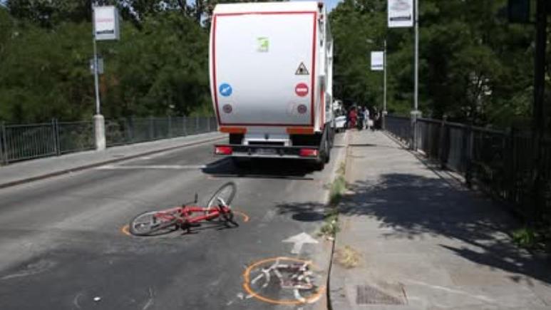 Bimbo di 11 anni travolto e ucciso da un camion dei rifiuti