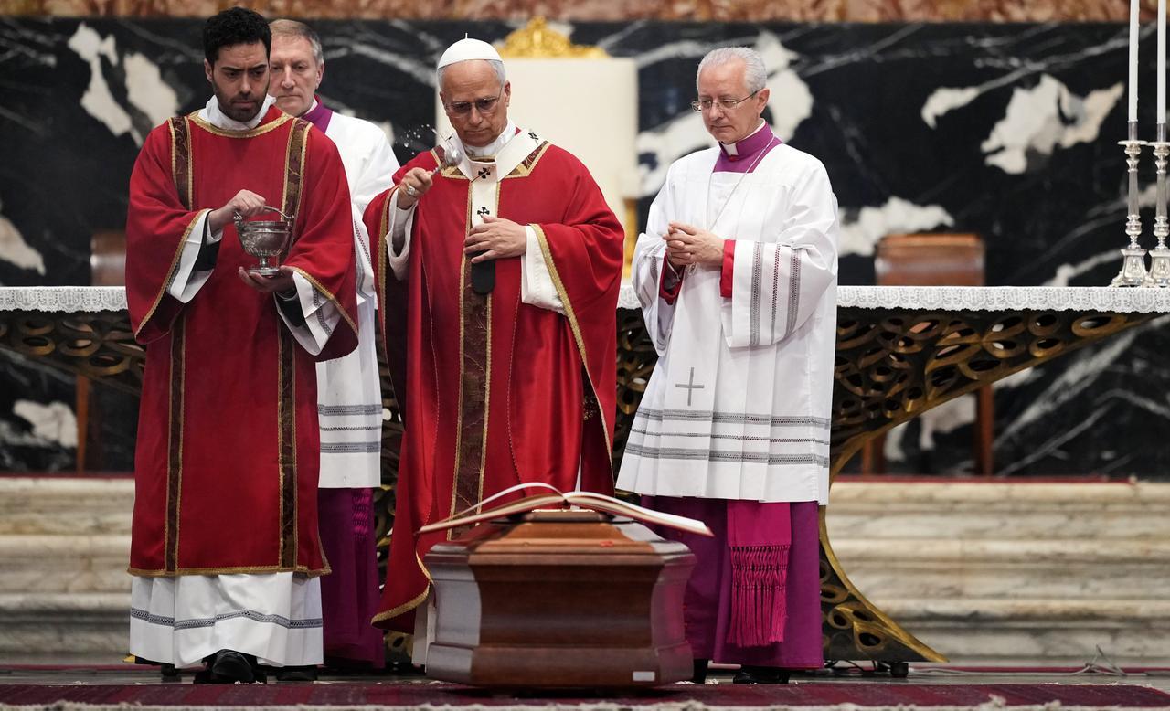 I funerali del cardinale Ruini in San Pietro, Papa Leone: «Pastore saggio, la Chiesa gli deve moltissimo»