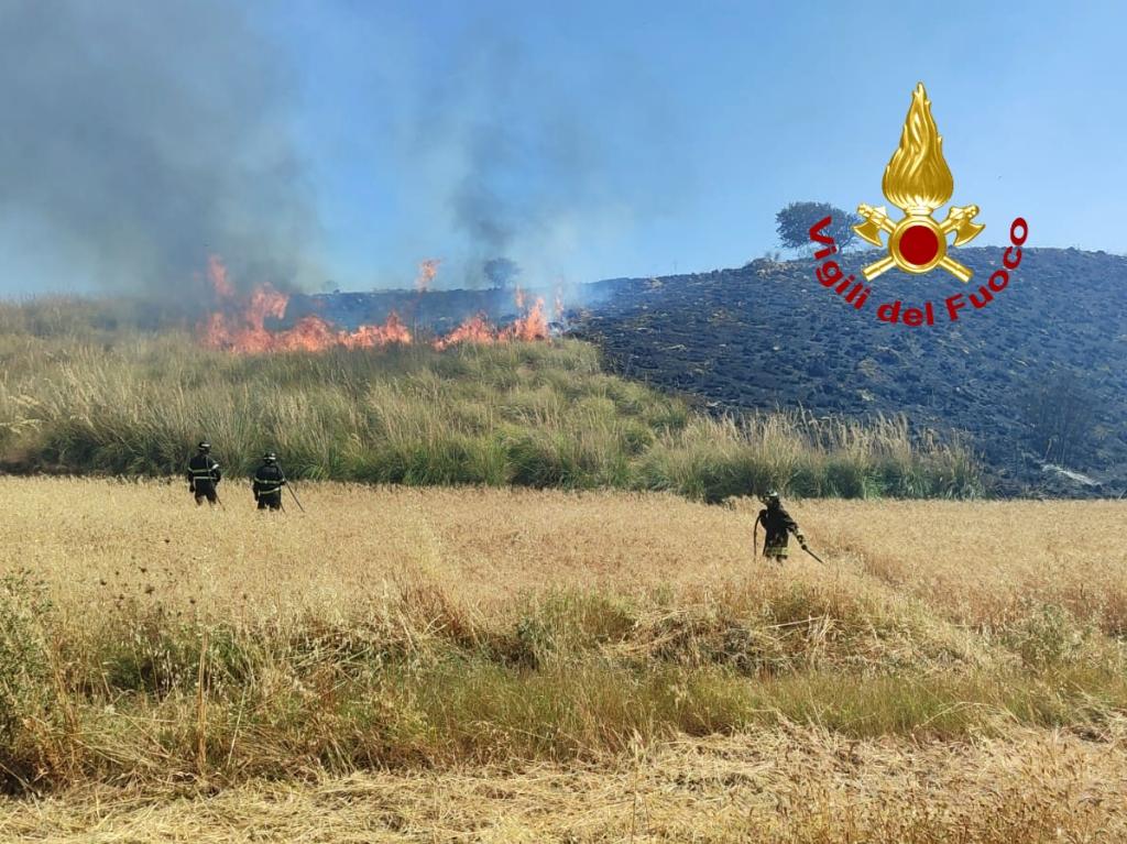Sardegna in fiamme, giornata infernale dal nord al sud dell’isola: un ferito e centinaia di ettari in fumo
