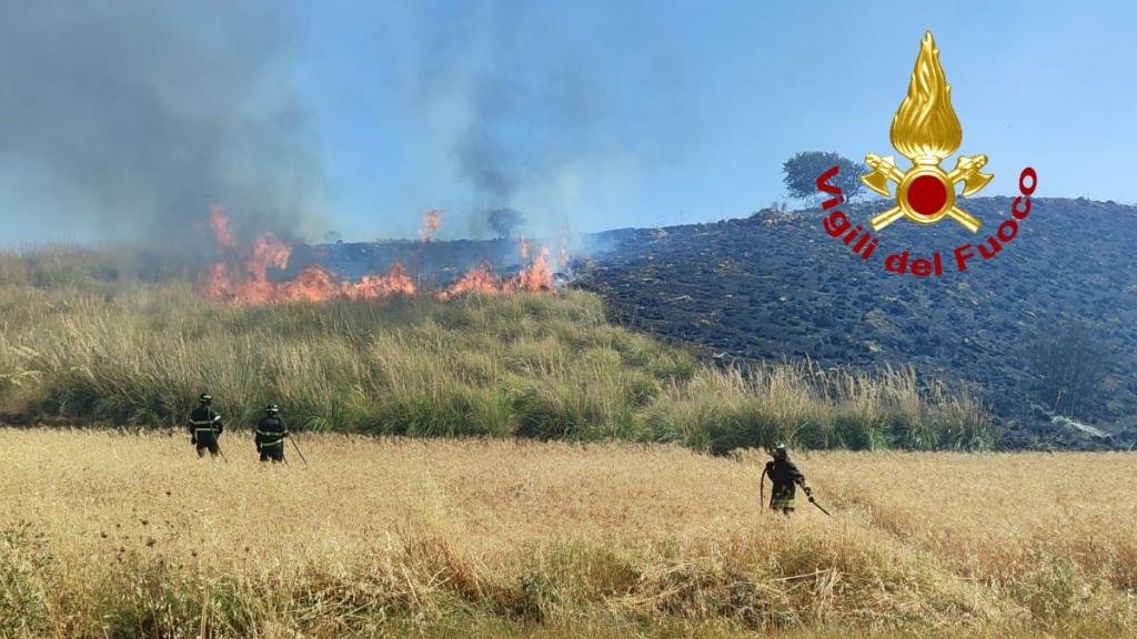 Sardegna in fiamme, giornata infernale dal nord al sud dell’isola: un ferito e centinaia di ettari in fumo