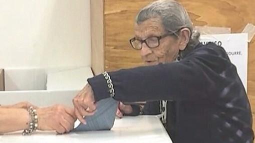 La nonnina di 103 anni vota il candidato sindaco e strappa gli applausi al seggio: «Non sono mica la regina Elisabetta»