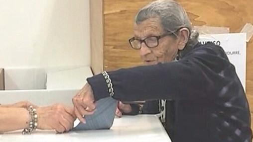 La nonnina di 103 anni vota il candidato sindaco e strappa gli applausi al seggio: «Non sono mica la regina Elisabetta»