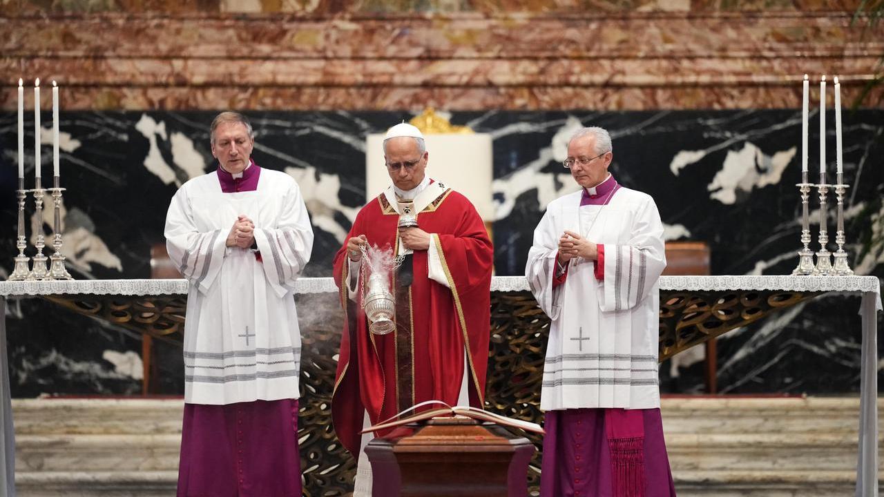 I funerali di Ruini in San Pietro. Il Papa: «Una vita nel Vangelo». Oggi la cerimonia a Reggio Emilia