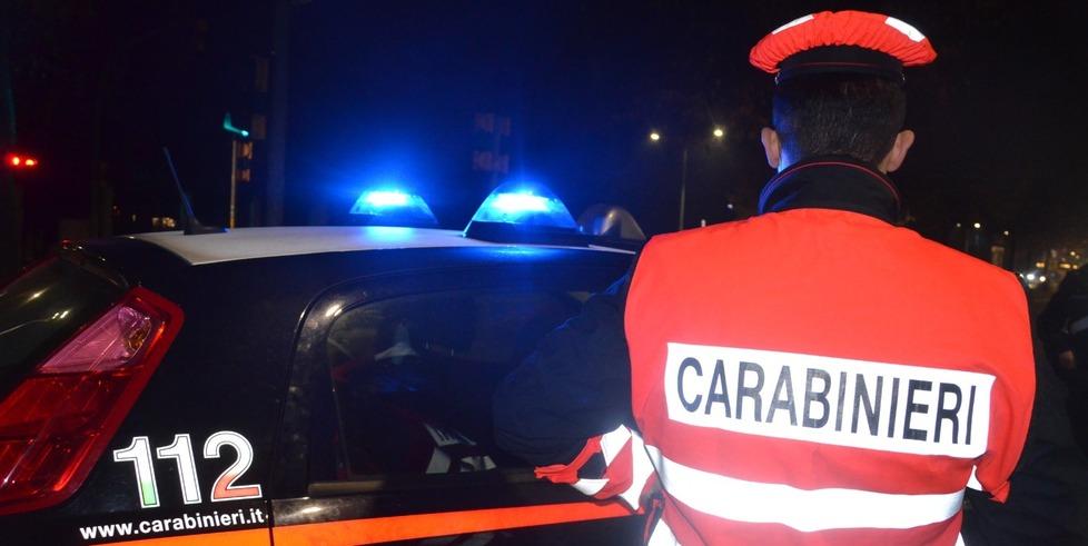 Marina di Pietrasanta, rissa fra due gruppi di giovani. E dopo le botte spunta un coltello