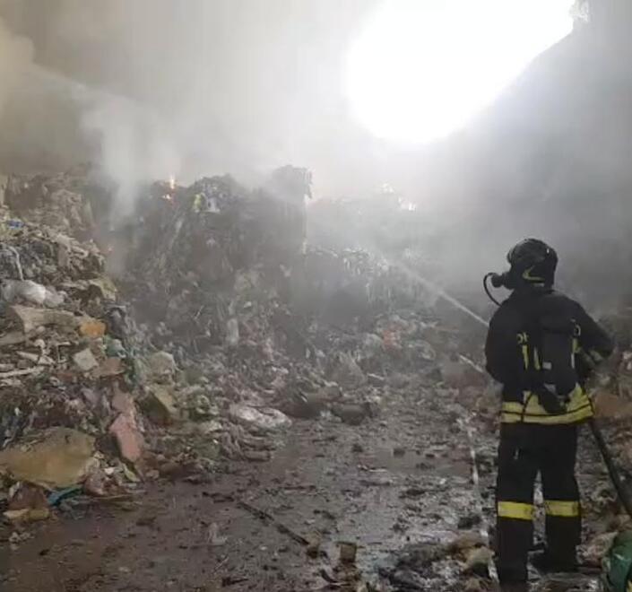 Salanetti, due incendi nella stessa fabbrica: «Sicurezza dei cittadini a rischio» 