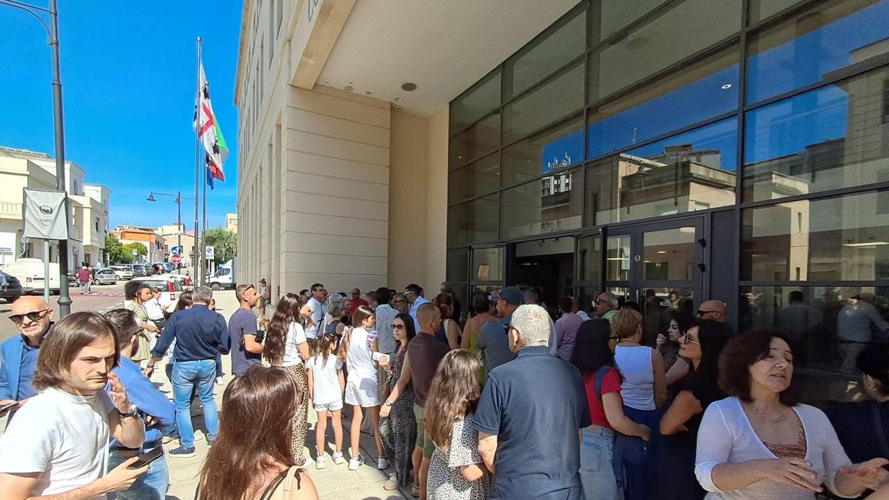 Olbia, l’Aula esamina centinaia di osservazioni sul Puc e scatta l’allarme antincendio: tutti fuori – Ecco che cosa è successo