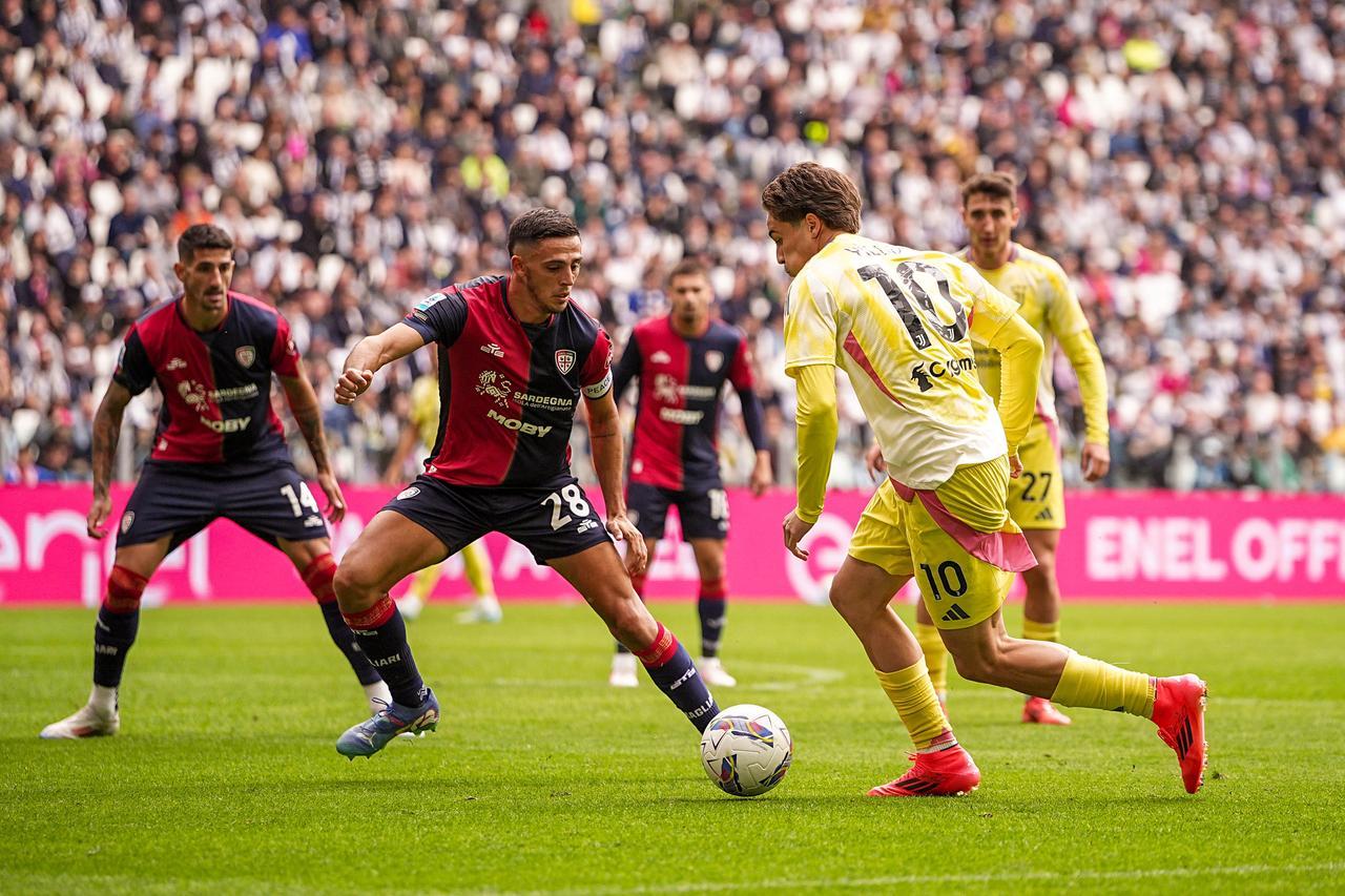 
	Gabriele Zappa, difensore del Cagliari, in azione contro la Juventus


