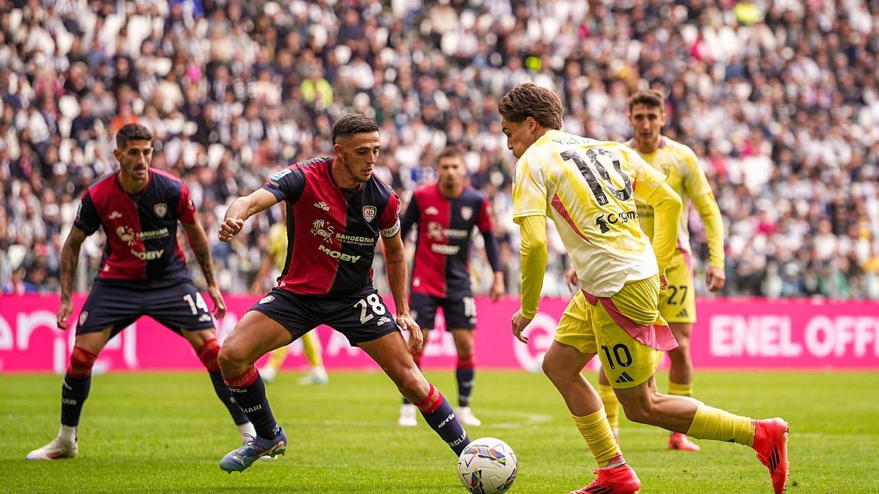 Gabriele Zappa, difensore del Cagliari, in azione contro la Juventus