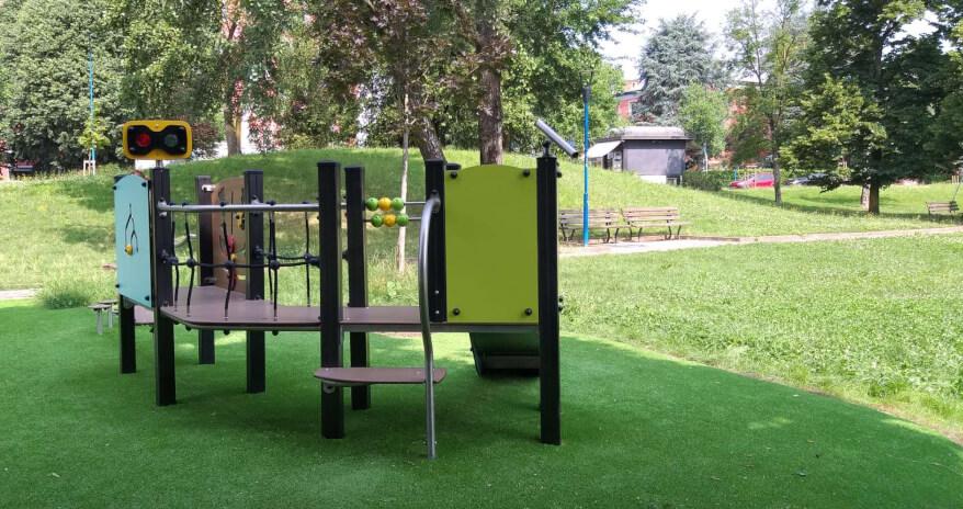 Momenti di terrore al parco, bimbo di 3 anni aggredito davanti ai genitori: arrestato l’uomo che ha cercato di strangolarlo