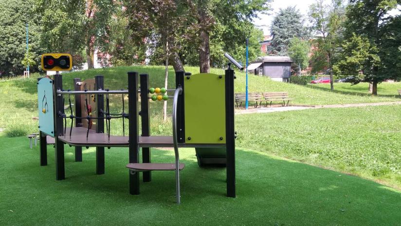 Momenti di terrore al parco, bimbo di 3 anni aggredito davanti ai genitori: arrestato l’uomo che ha cercato di strangolarlo