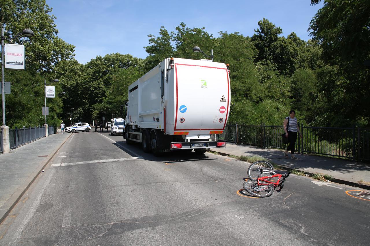 Joele muore a 11 anni travolto dal camion dell’immondizia. La tragedia davanti ai fratelli che lo seguivano in bicicletta