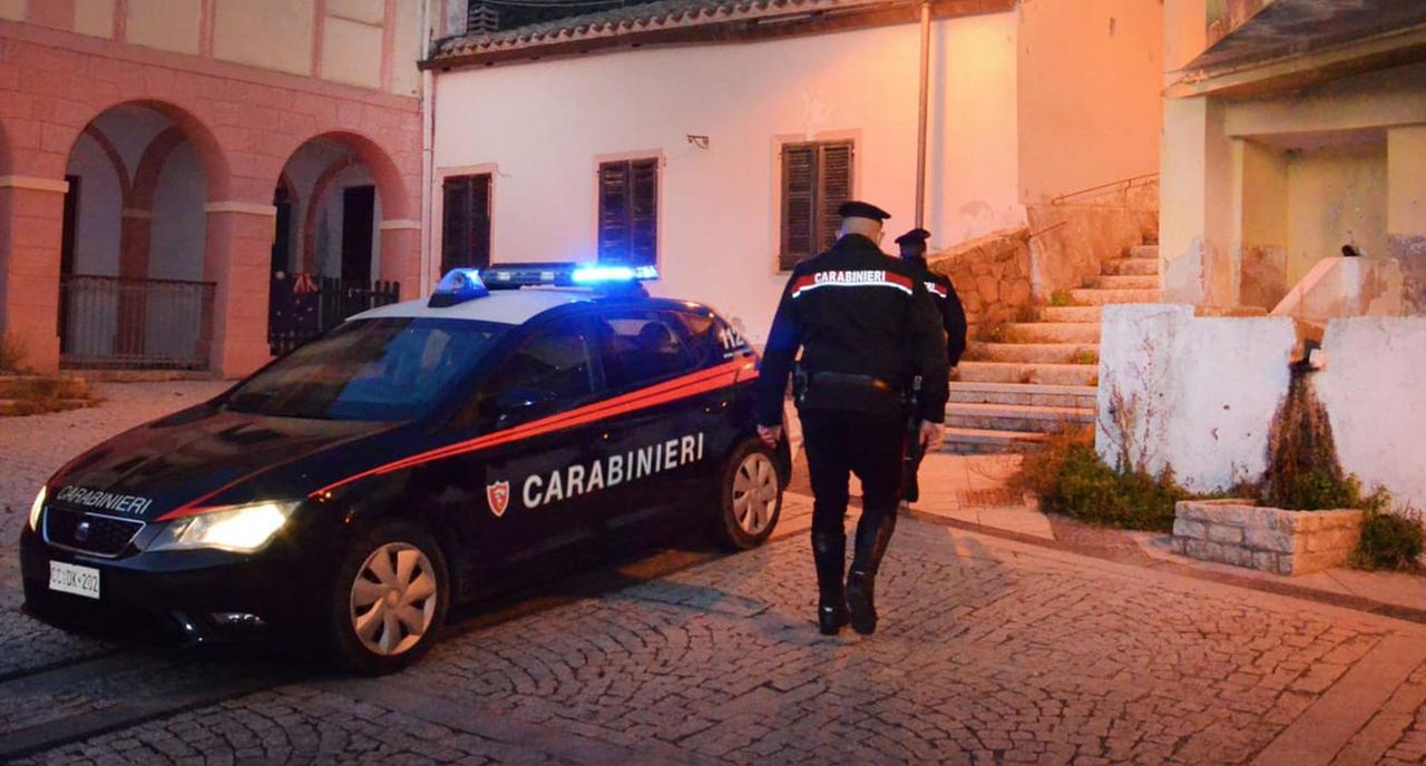 Pusher col taser spacciava droga sotto casa: arrestata