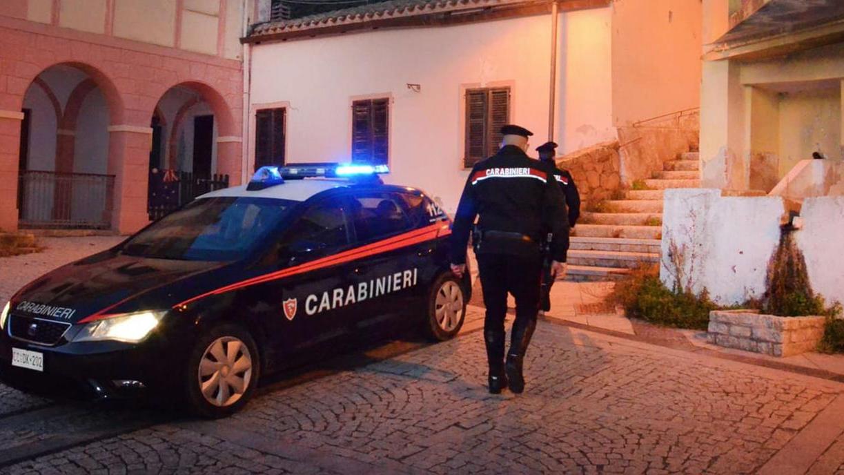 Pusher col taser spacciava droga sotto casa: arrestata