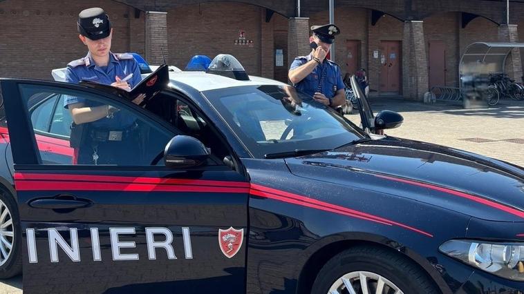 Portomaggiore, segue un anziano nel supermercato e gli ruba i soldi e i documenti