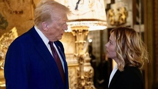 Scontro Trump-Meloni, il presidente Usa: «Mi ha implorato di fare una foto». La premier: «Tutto falso, l’Italia non implora»
