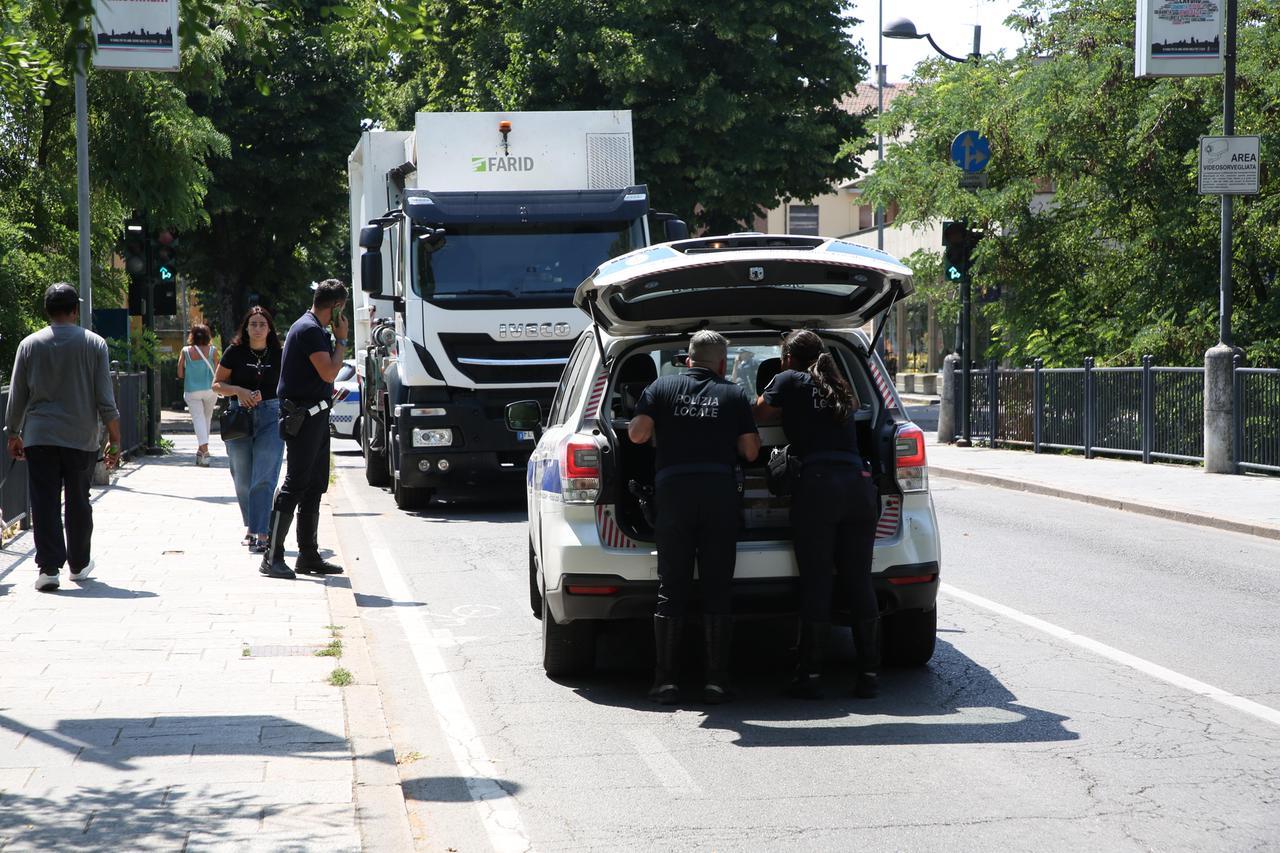 Reggio Emilia si è fermata per Joele: «Non si può morire a undici anni»