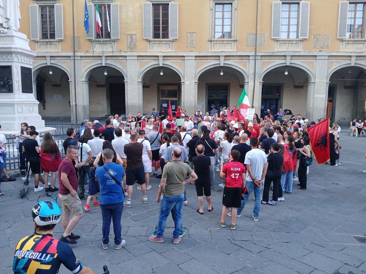 
	La manifestazione in piazza del Comune

