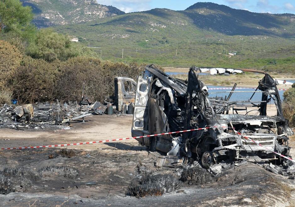 Olbia, bimbo morto nel rogo del camper: aperto il processo al padre