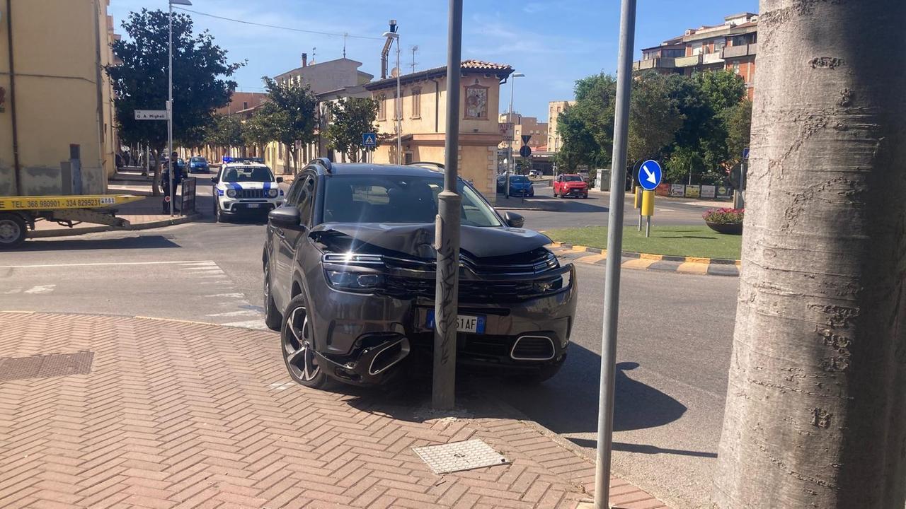 Porto Torres, con l’auto contro un palo: uomo in ospedale