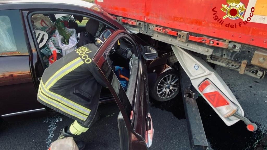 Incidente sull’Autobrennero a Campogalliano: auto si schianta contro un camion