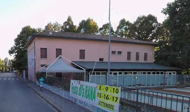 Per due volte si denuda davanti alla cameriera: choc al circolo Arci