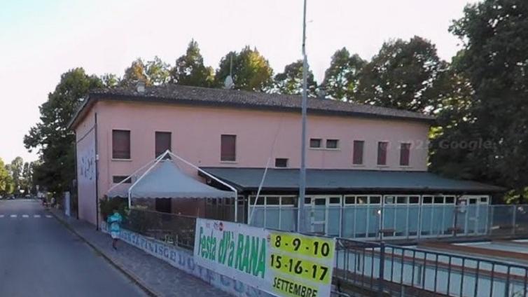 Per due volte si denuda davanti alla cameriera: choc al circolo Arci