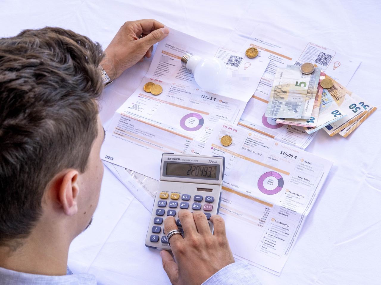 Condizionatori accesi contro il caldo record, la bolletta estiva sale: il rischio è spendere il 90% in più