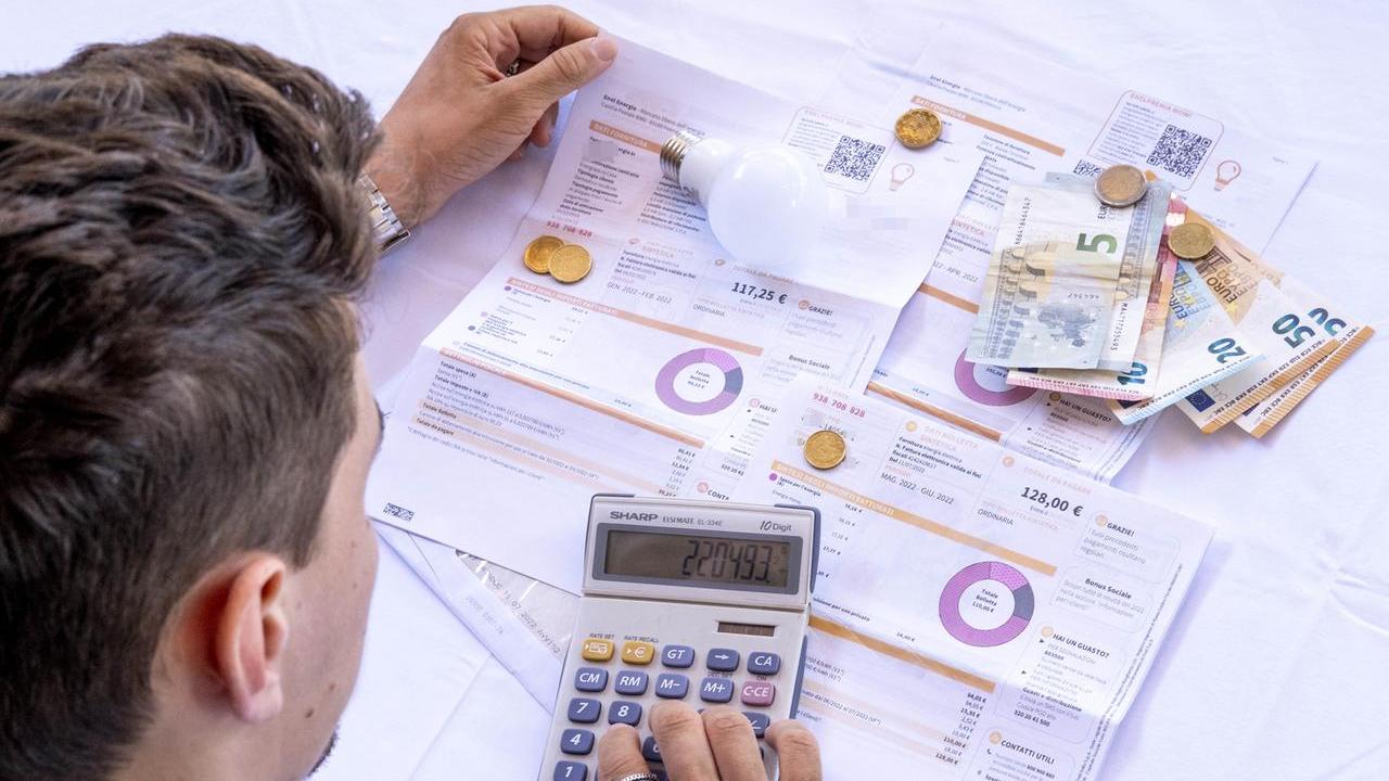 Condizionatori accesi contro il caldo record, la bolletta estiva sale: il rischio è spendere il 90% in più