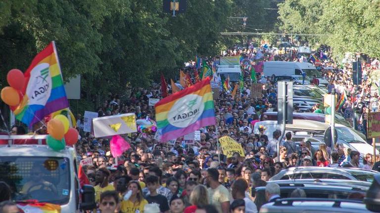 Modena si colora di arcobaleno: oggi ritorna il Pride: «Uniti contro l’odio». Cosa c’è da sapere
