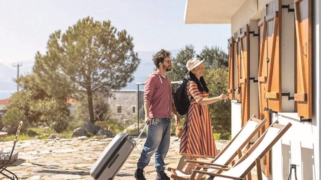 Vacanze truffa: dalle case invase dagli scarafaggi al letto nel pollaio – I racconti choc dei turisti