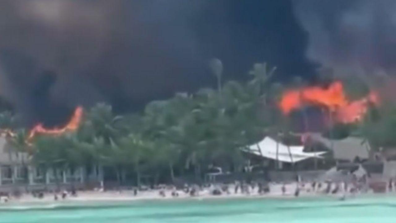
	L'incendio (foto Agenzia Dire)


