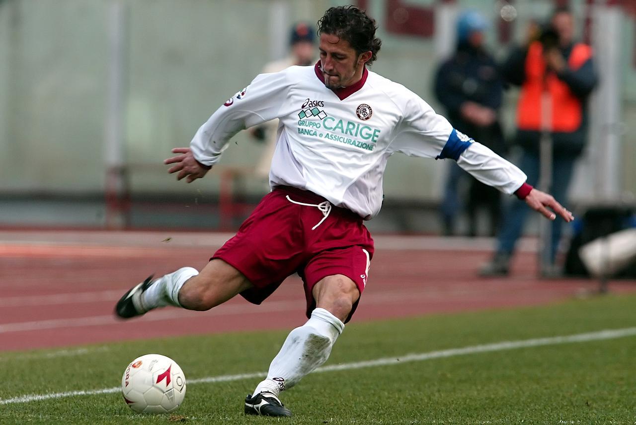 
	Igor Protti con la maglia del Livorno nel campionato di Serie A 2004-2005 contro la Roma&nbsp;

