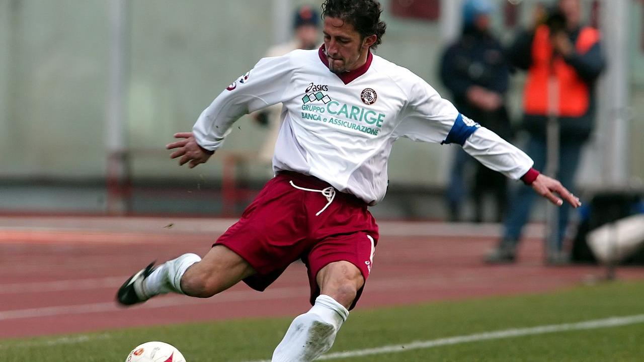Igor Protti con la maglia del Livorno nel campionato di Serie A 2004-2005 contro la Roma 
