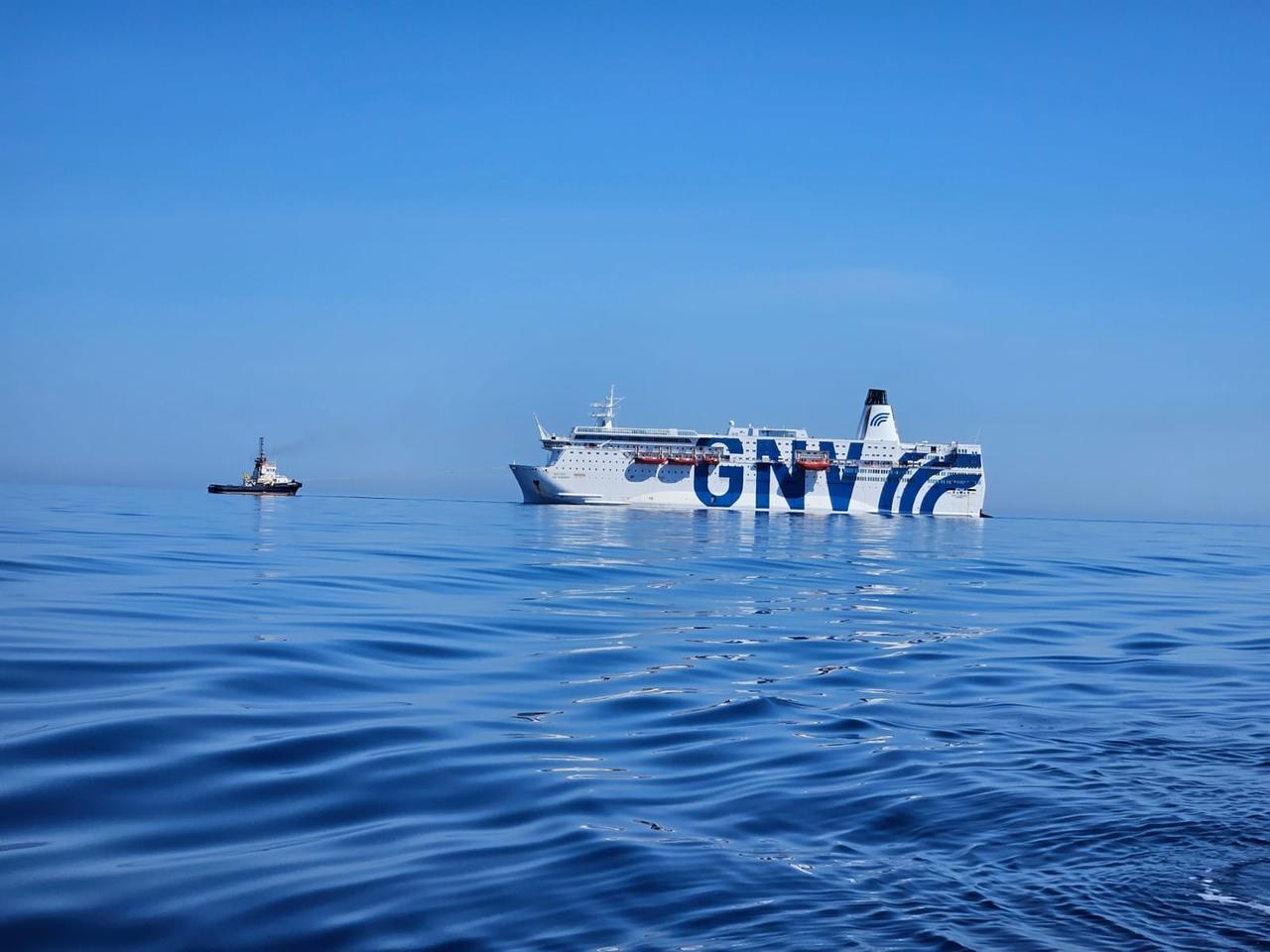 Incendio sul traghetto Gnv Azzurra, la nave verrà trainata a Porto Torres: ecco quando arriverà