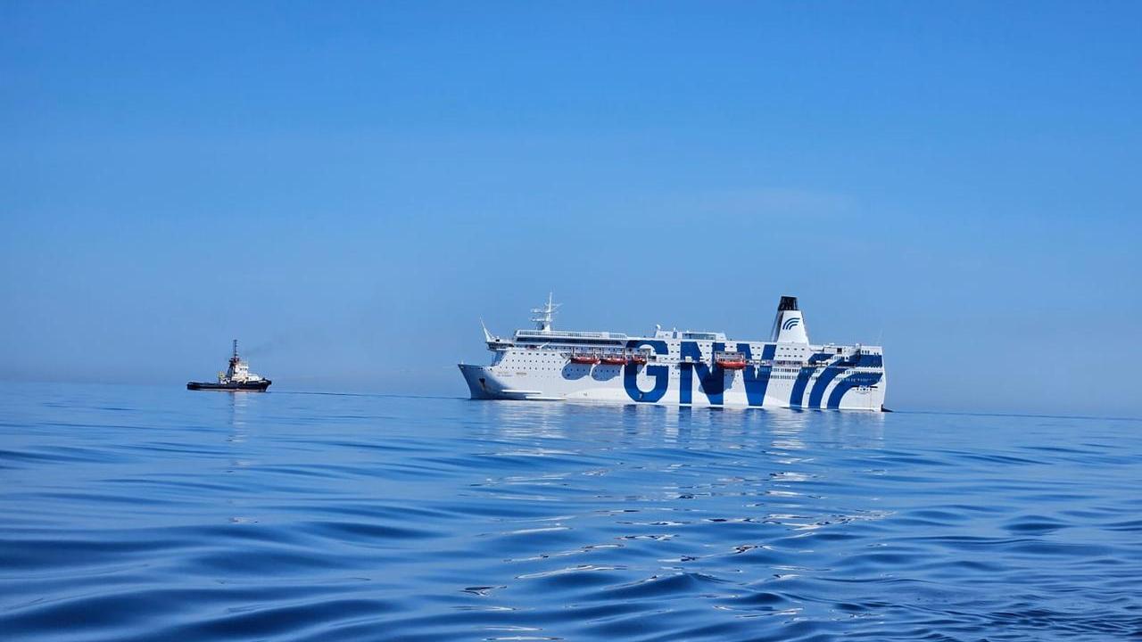 Incendio sul traghetto Gnv Azzurra, la nave verrà trainata a Porto Torres: ecco quando arriverà