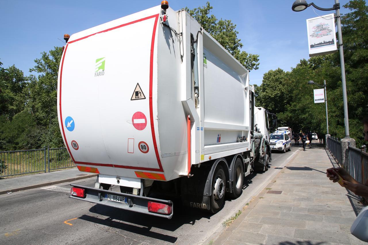 «Andavo piano, non ho visto nulla», le parole dell’autista del camion che ha travolto Joele: è indagato per omicidio stradale
