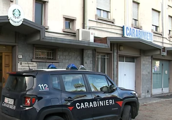Perseguita e abusa della figlia, braccialetto elettronico e divieto di avvicinamento per il padre 61enne