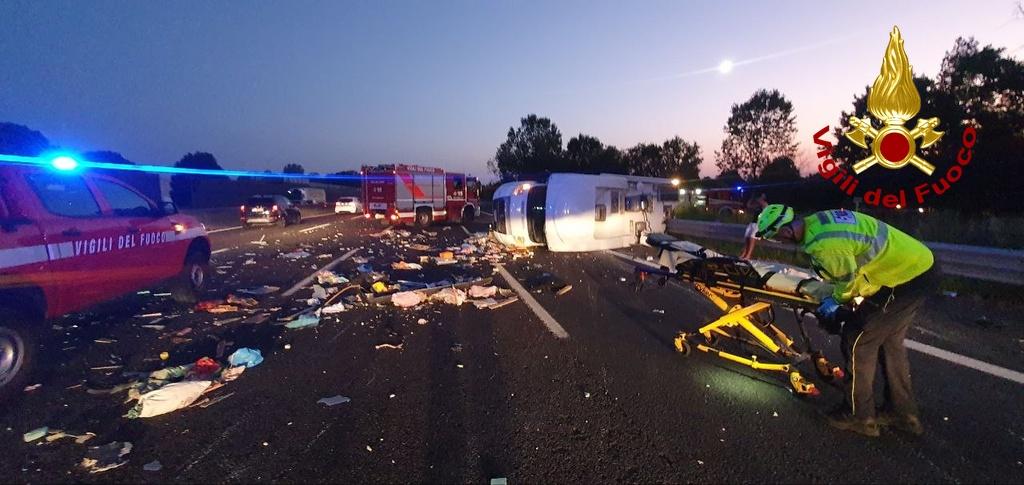 Incidente tra camion e camper in autostrada: feriti gravi una mamma e il suo neonato