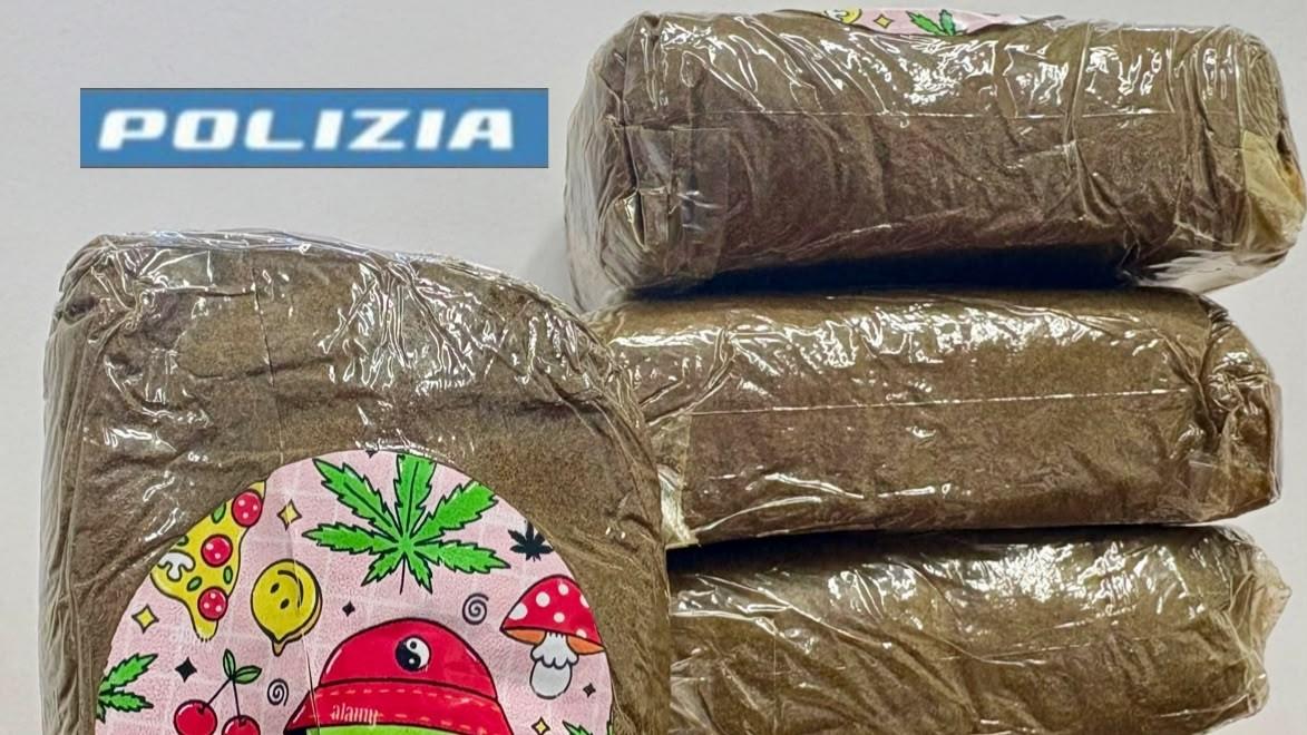 Sorpresi con mezzo chilo di hascisc nello zaino, due arresti