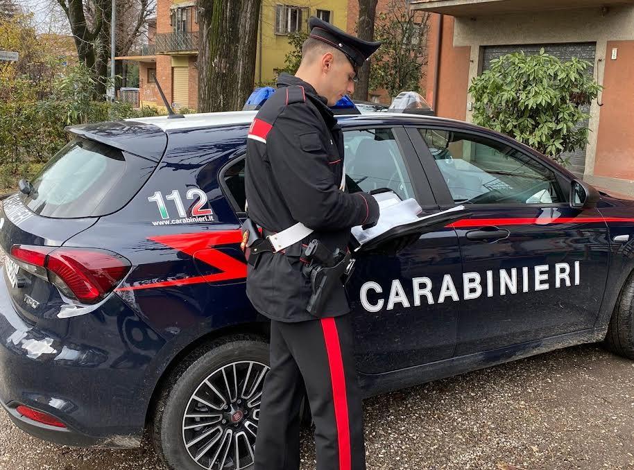 Doccia gelata, testa nel congelatore e botte alla compagna: scatta il divieto di avvicinamento per un 48enne